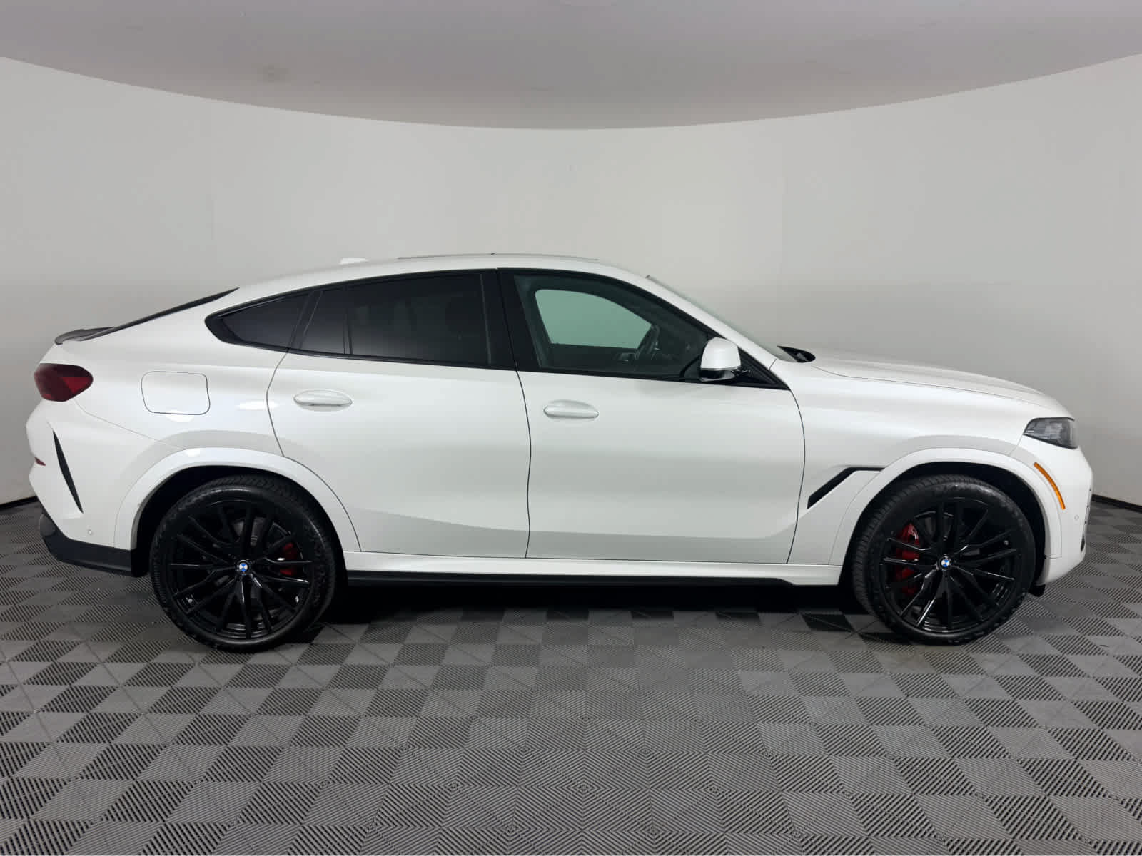 Used 2024 BMW X6 xDrive40i w/ Premium Package AWD/4WD image 2