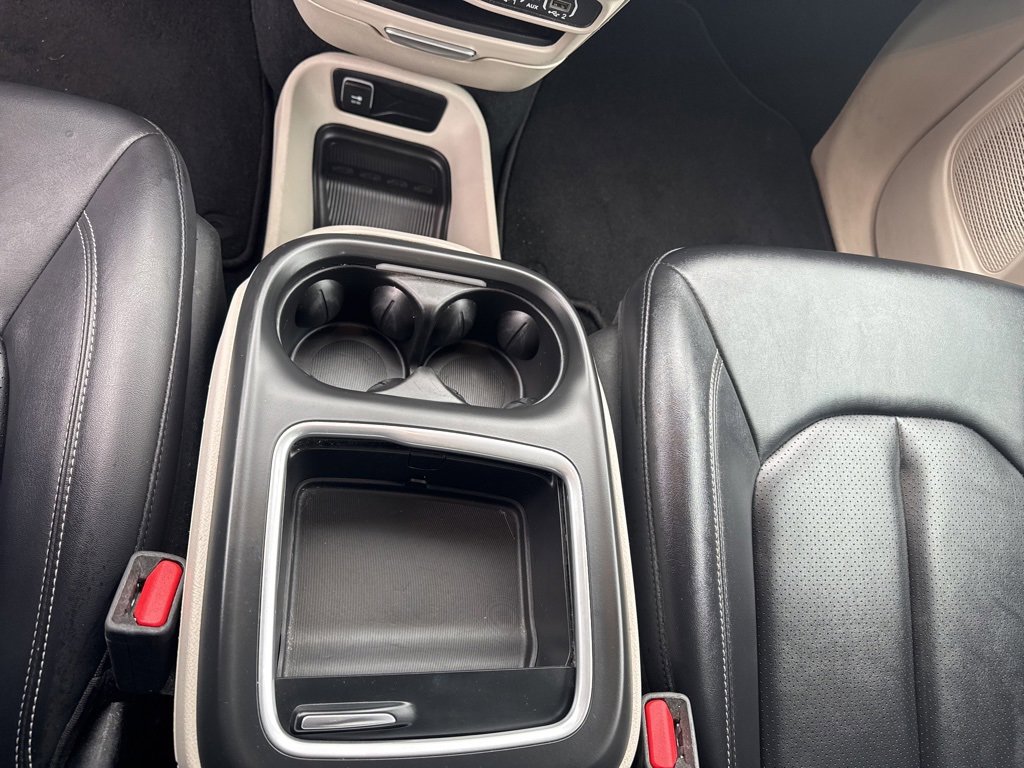 Used 2024 Chrysler Pacifica Touring-L image 43