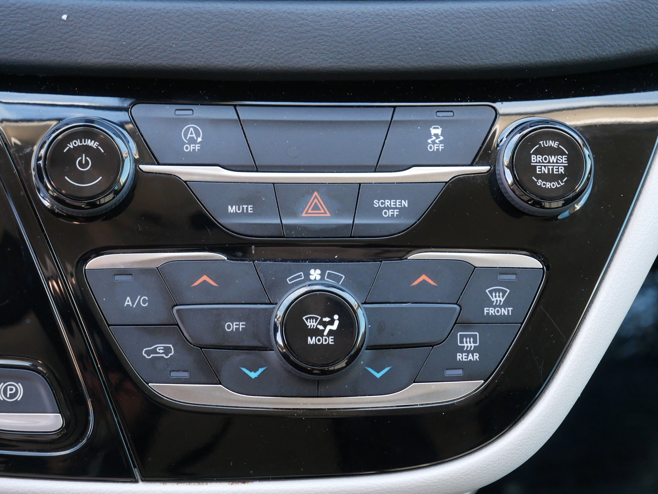 Used 2022 Chrysler Voyager LX image 23