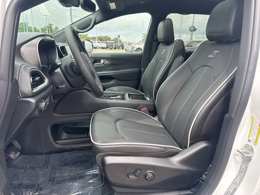 New 2027 Chrysler Pacifica Limited w/ Family Tech Group AWD/4WD image 4