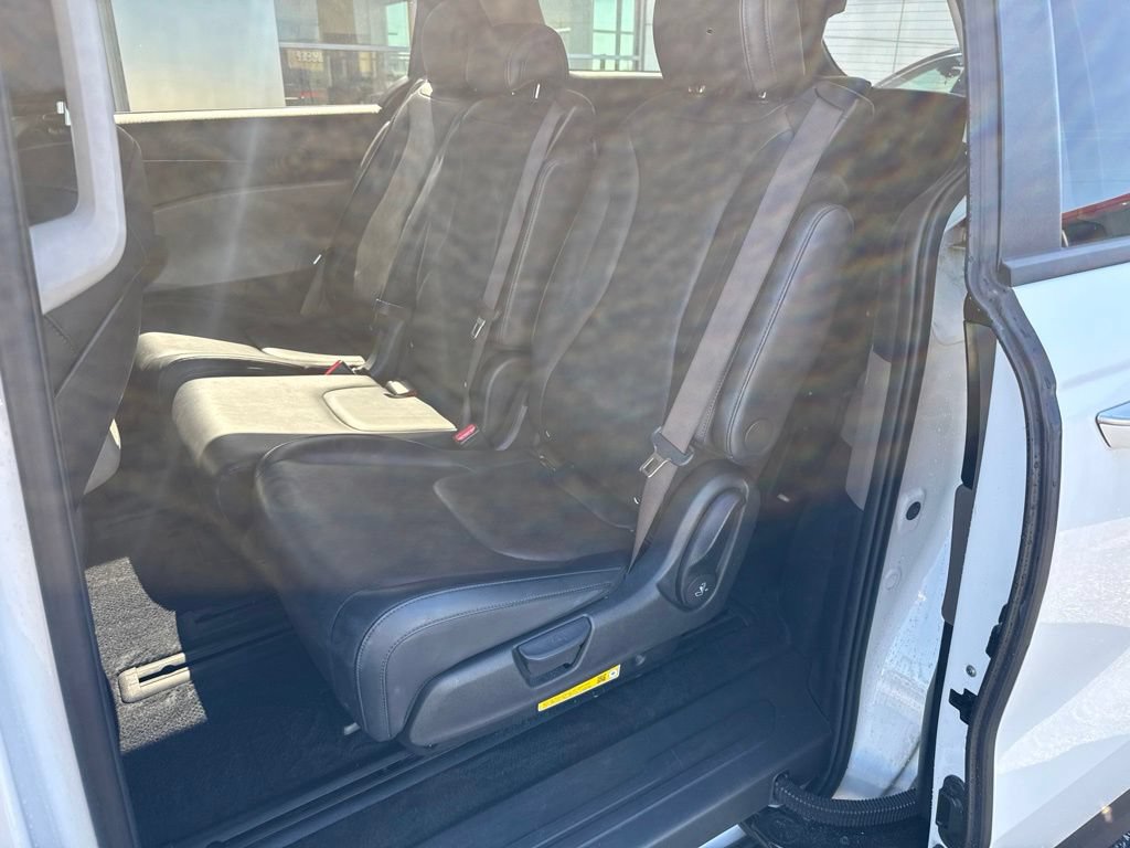 Used 2025 Kia Carnival FWD image 29