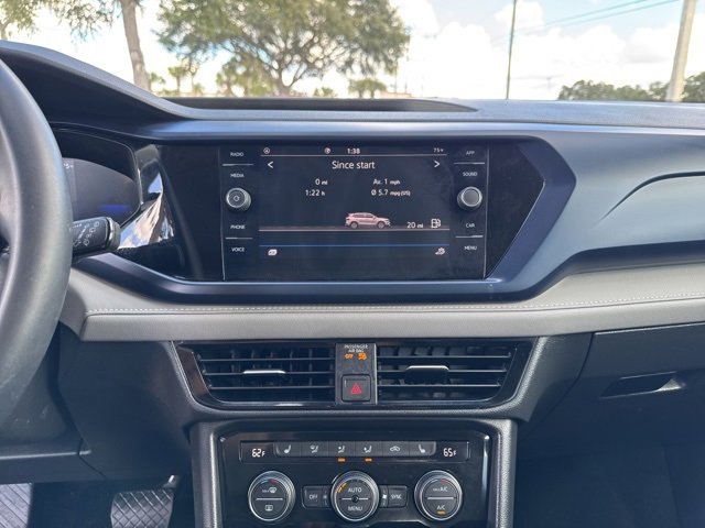 Used 2024 Volkswagen Taos SE image 25