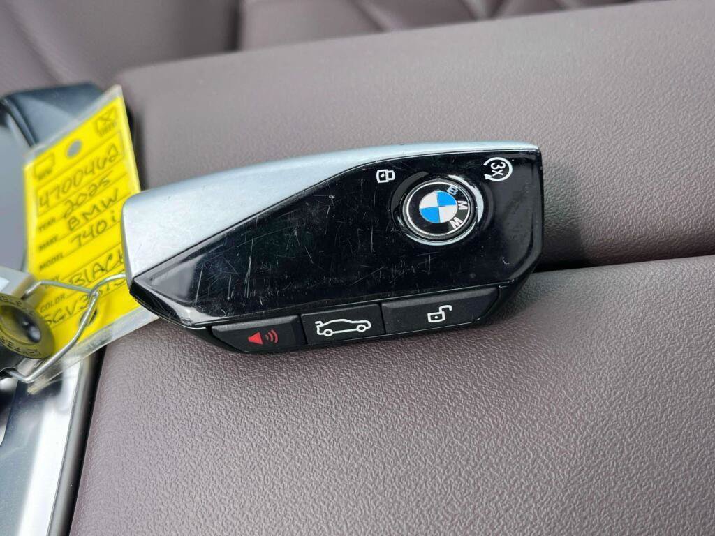 Used 2025 BMW 740i xDrive w/ Premium Package AWD/4WD image 4