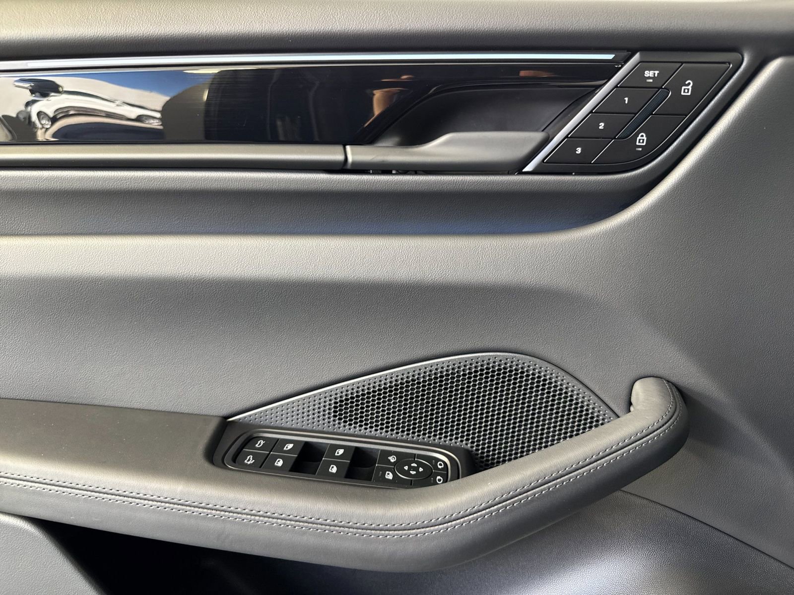 Certified 2025 Porsche Macan 4 Electric AWD/4WD image 12