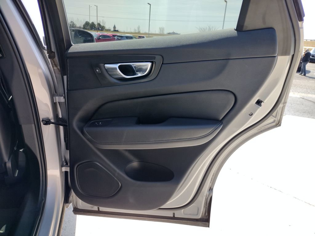 Used 2022 Volvo XC60 B5 Momentum image 31