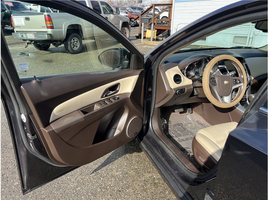 Used 2014 Chevrolet Cruze Diesel w/ Enhanced Safety Package FWD image 11