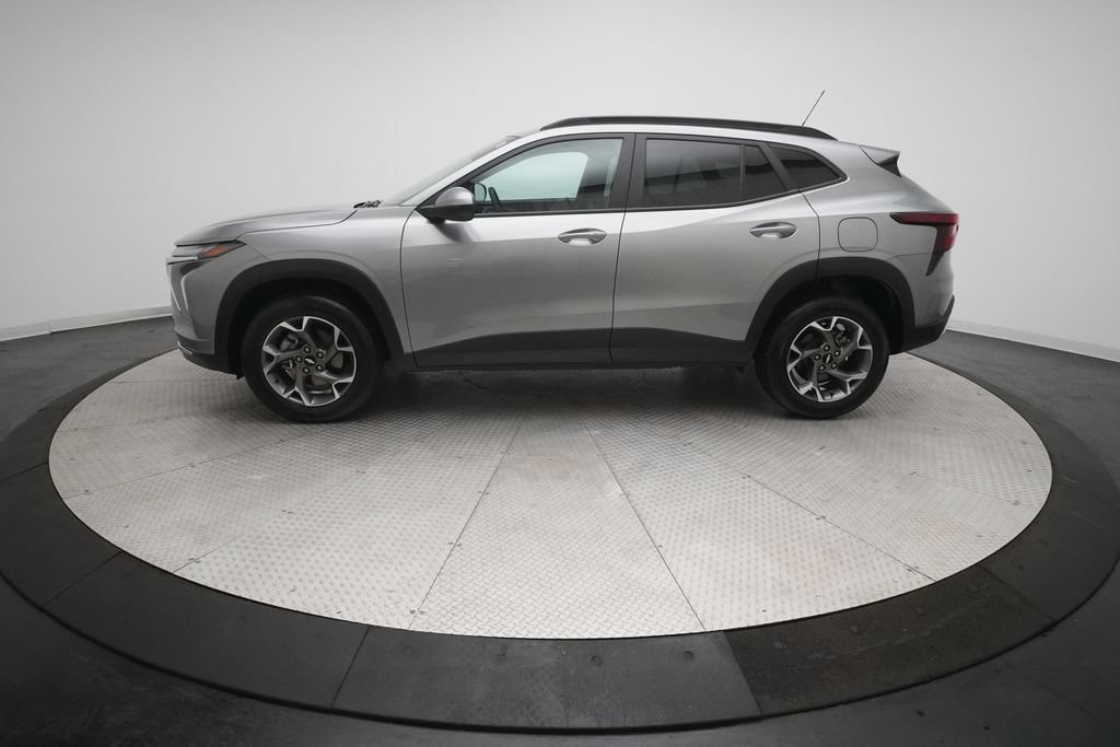Used 2024 Chevrolet Trax LT w/ Driver Confidence Package FWD image 4