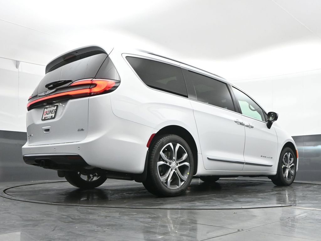 New 2026 Chrysler Pacifica Pinnacle w/ Trailer Tow Group AWD/4WD image 39