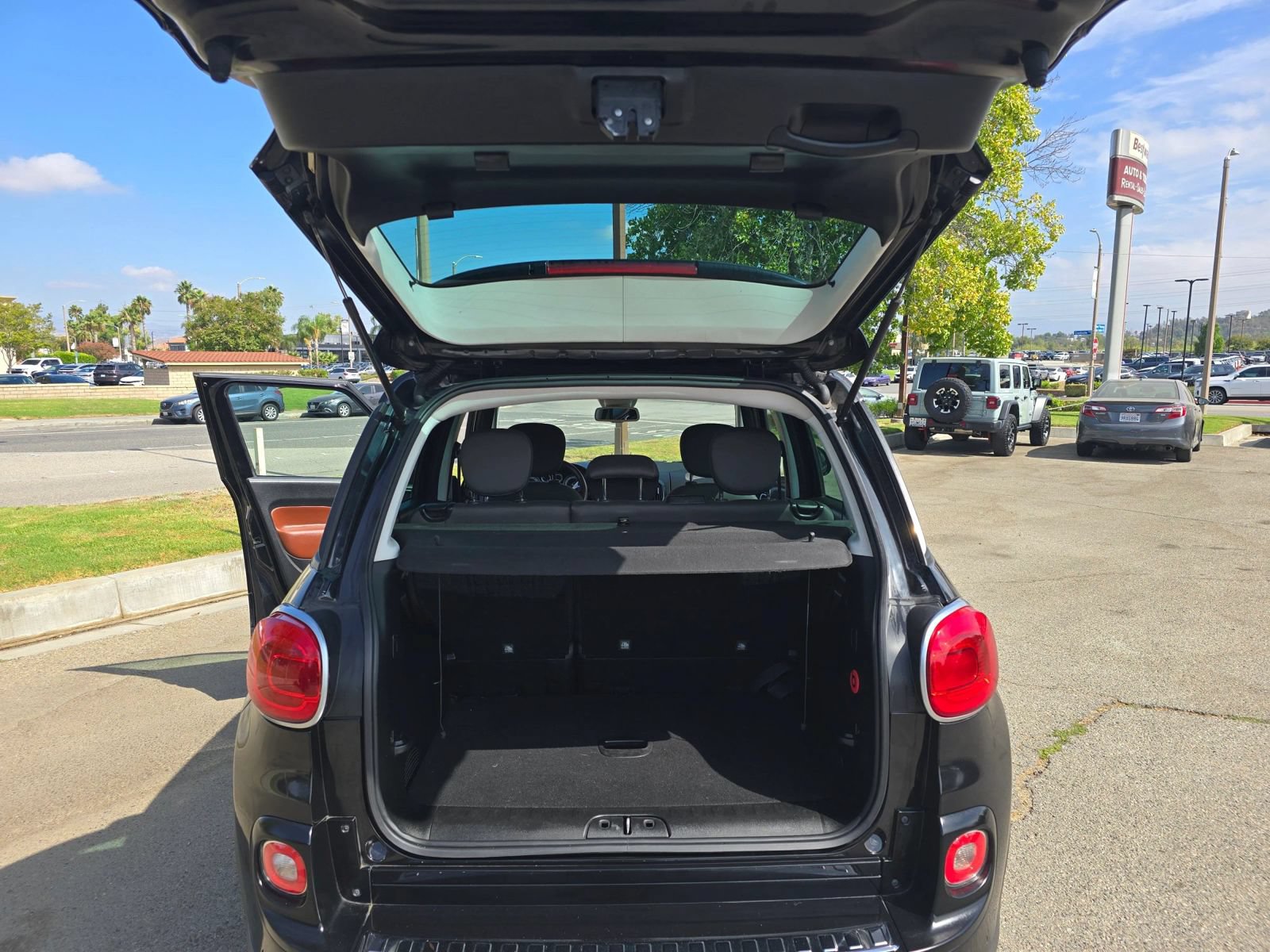 Used 2014 FIAT 500L Trekking w/ Popular Equipment Group FWD image 13