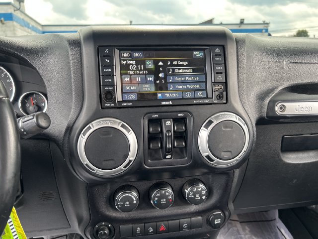 Used 2014 Jeep Wrangler Unlimited Sahara w/ Max Tow Package AWD/4WD image 18