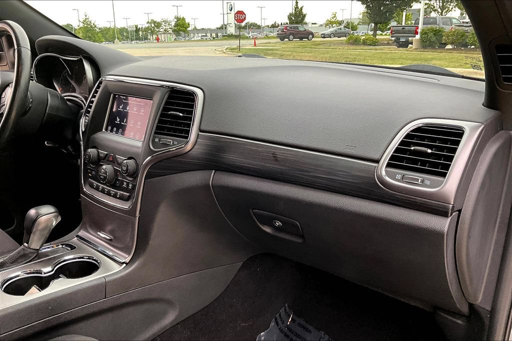 Used 2019 Jeep Grand Cherokee Laredo AWD/4WD image 24