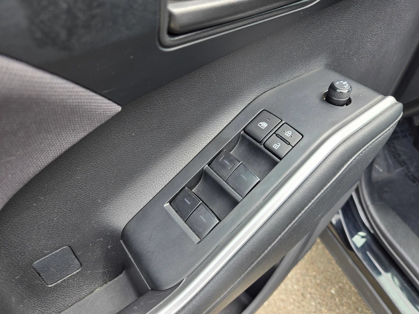 Used 2024 Toyota Highlander LE AWD/4WD image 14