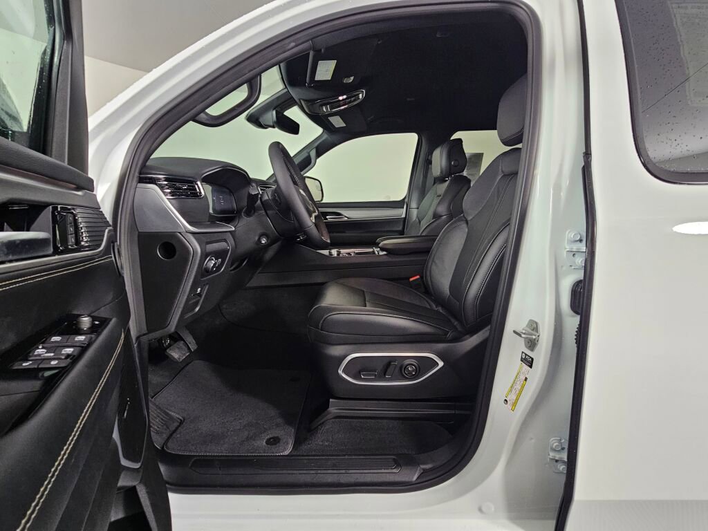 New 2026 Jeep Grand Wagoneer L 4WD w/ HD Trailer Tow Package image 18