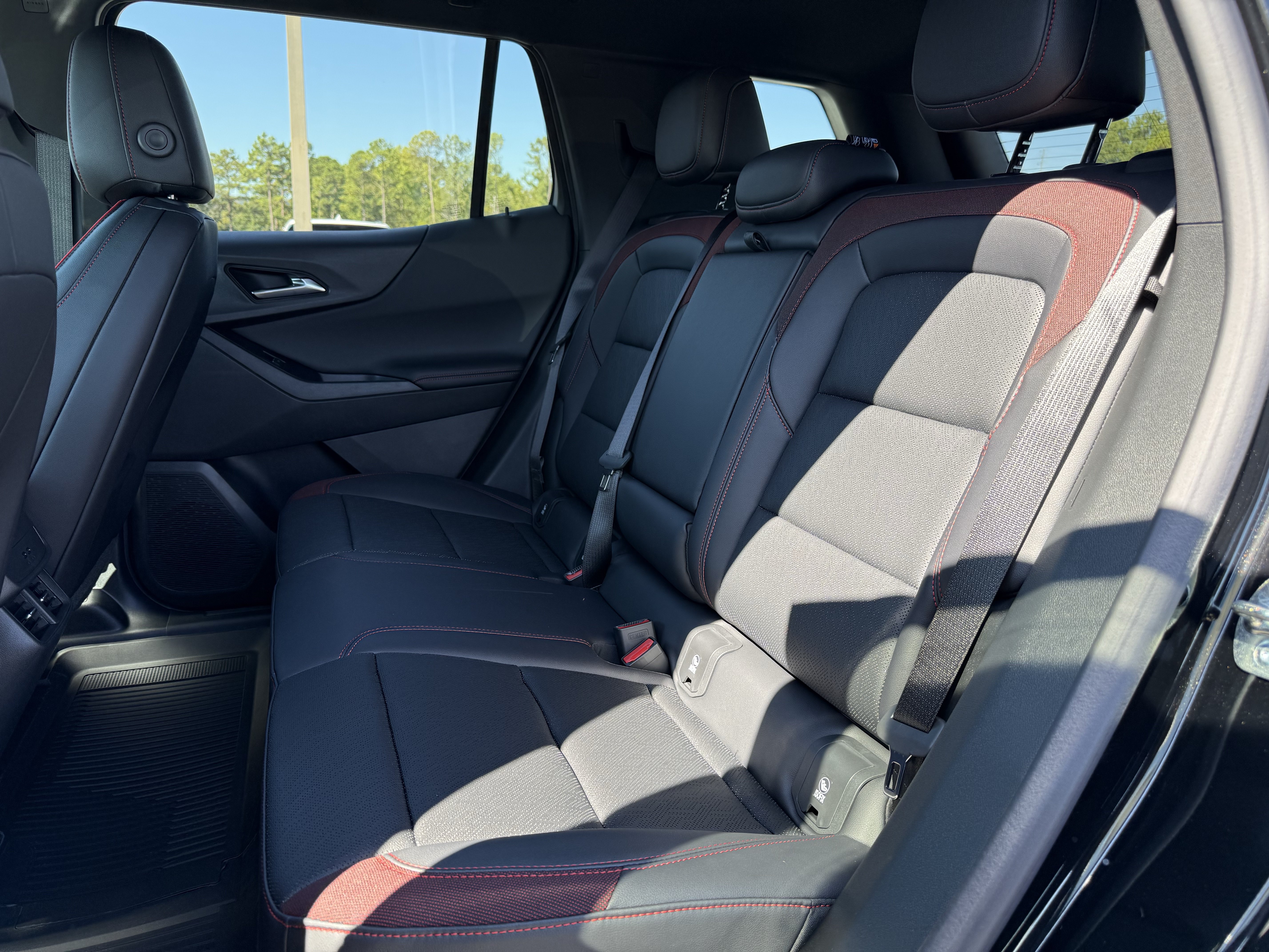 New 2027 Chevrolet Equinox RS w/ LPO, Floor Liner Package FWD image 33