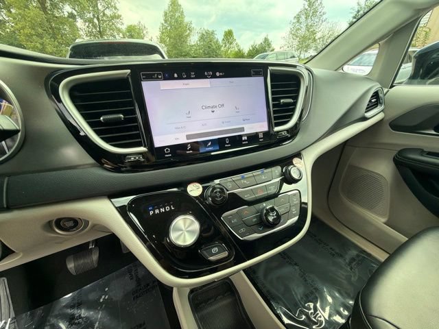 Used 2024 Chrysler Pacifica Touring-L FWD image 18