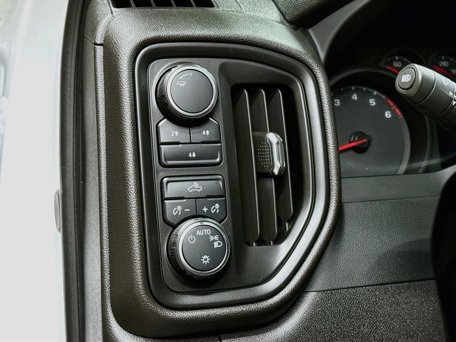 Used 2024 Chevrolet Silverado 2500 Custom AWD/4WD image 12