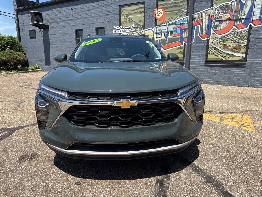 Used 2025 Chevrolet Trax LT FWD image 2