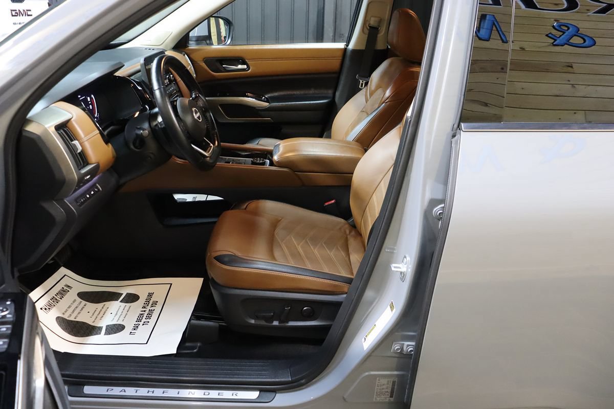 Used 2025 Nissan Pathfinder Platinum w/ Cargo Package AWD/4WD image 39