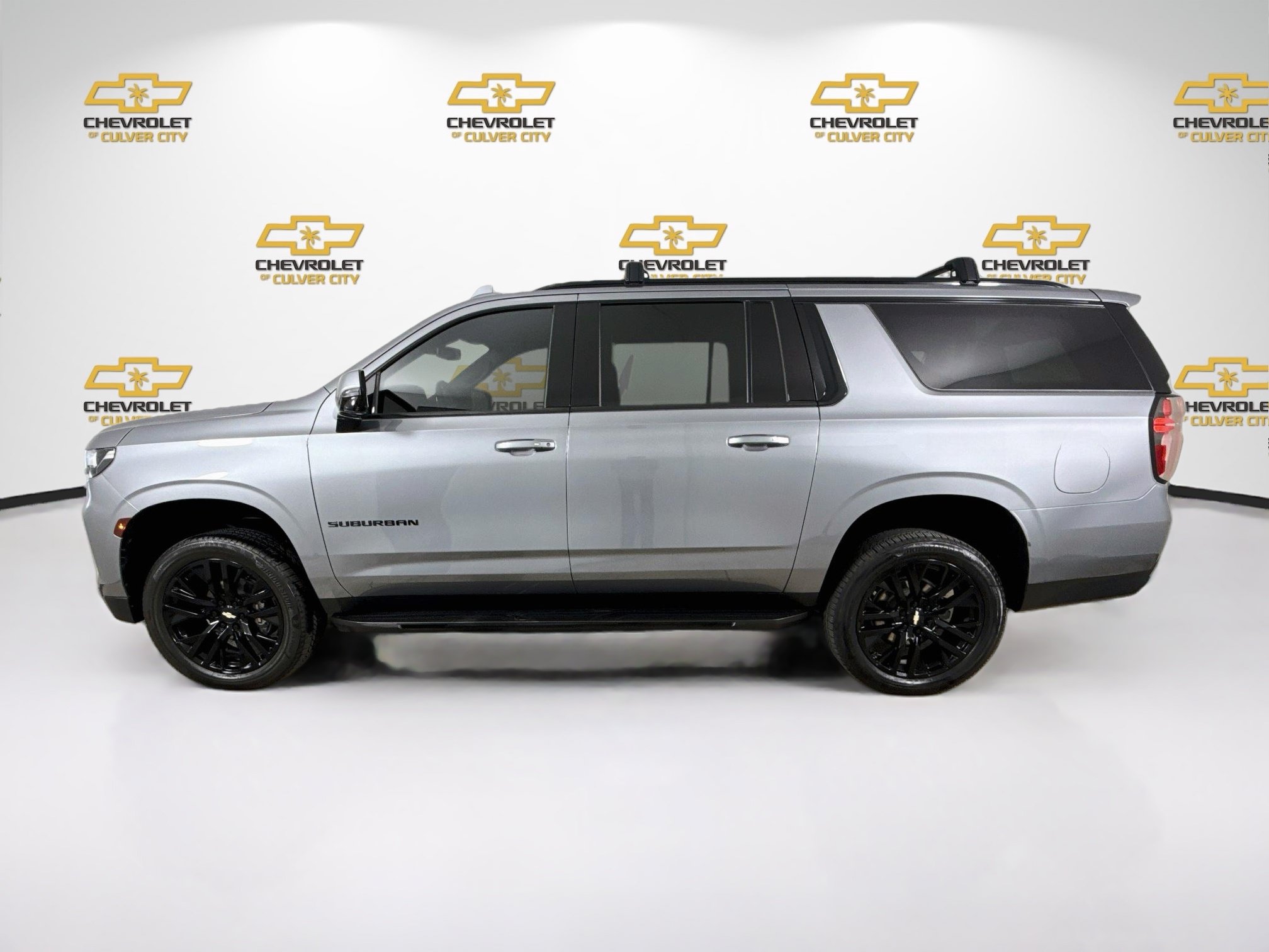 Used 2022 Chevrolet Suburban RST w/ Luxury Package AWD/4WD image 5
