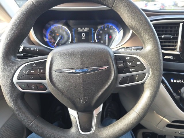 Used 2017 Chrysler Pacifica Touring image 16