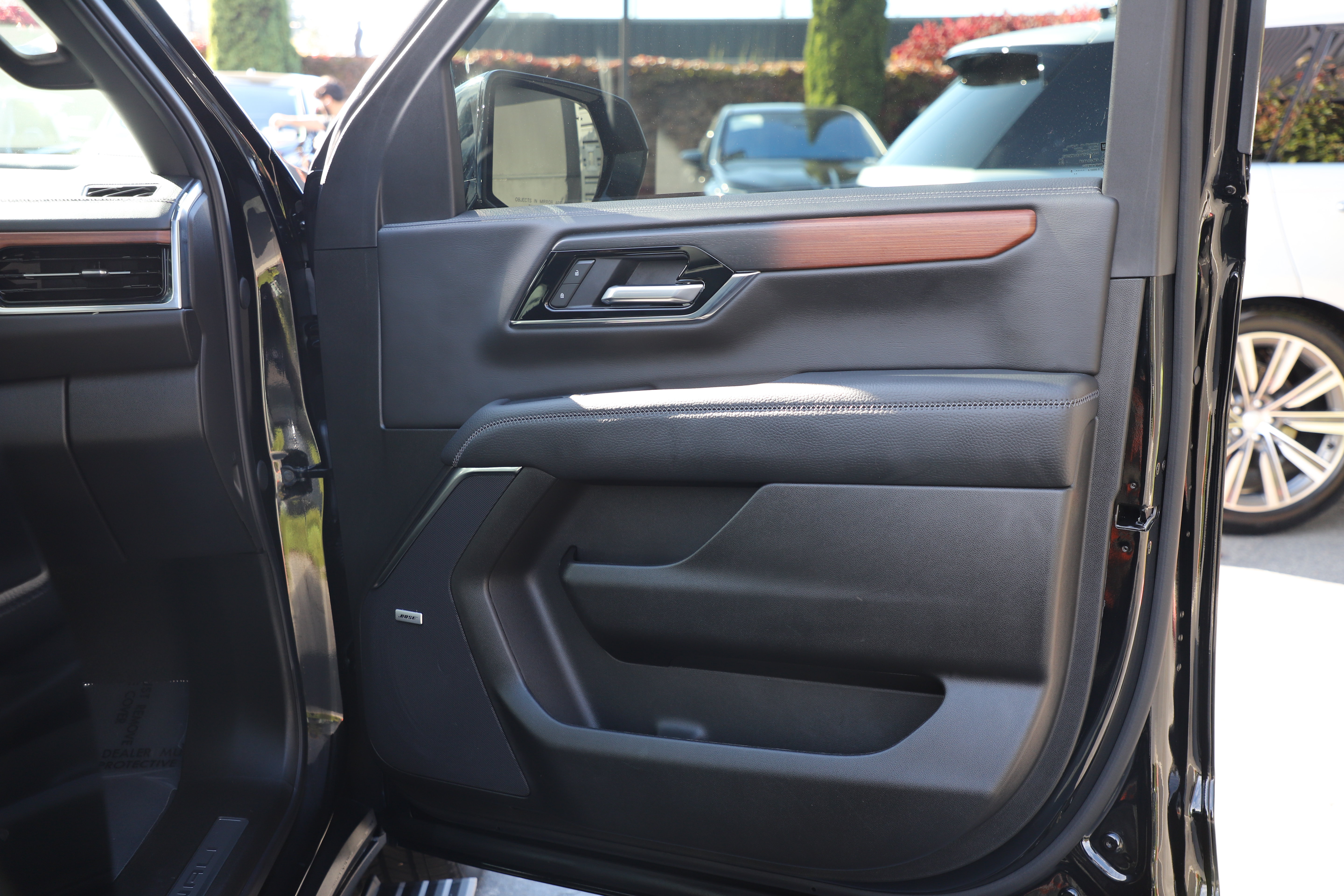 Used 2025 GMC Yukon Denali w/ Denali Reserve Package AWD/4WD image 11