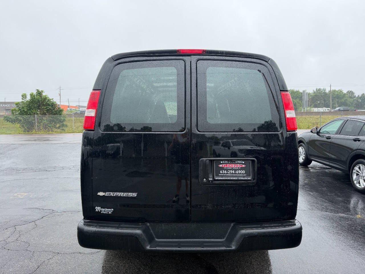 Used 2022 Chevrolet Express 3500 Extended w/ Driver Convenience Package RWD image 7