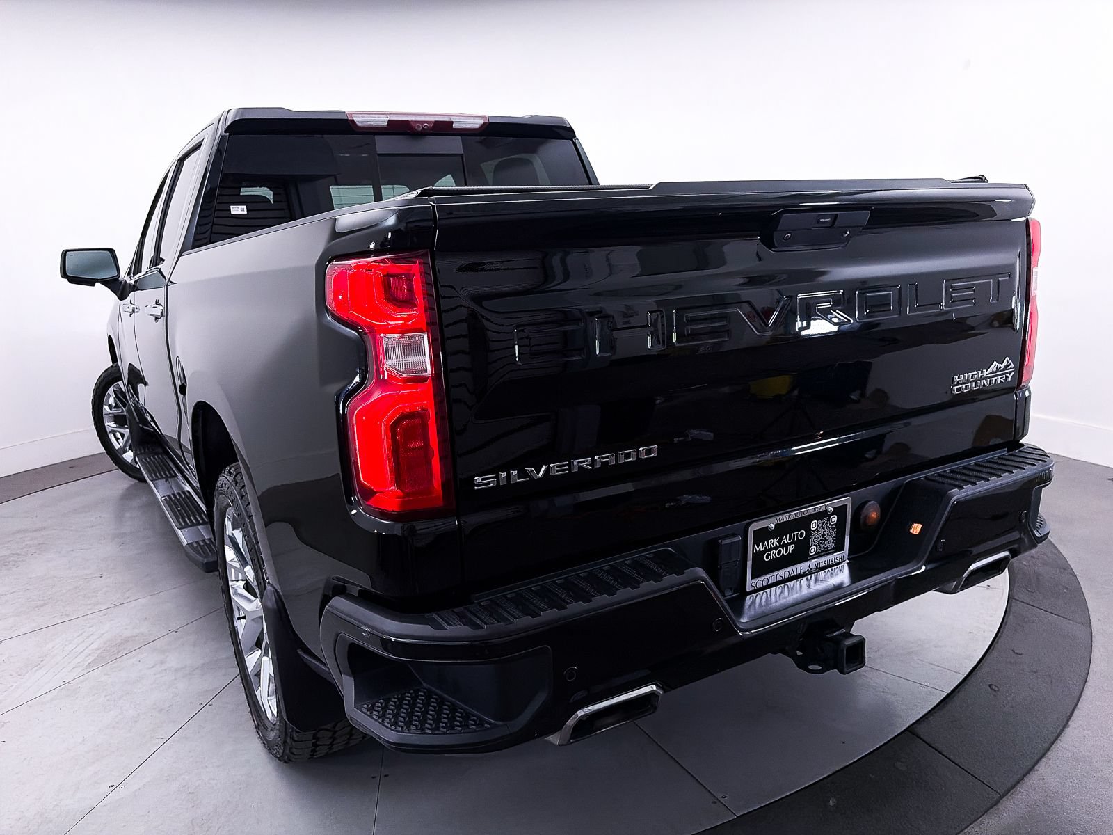 Used 2020 Chevrolet Silverado 1500 High Country w/ Technology Package AWD/4WD image 4