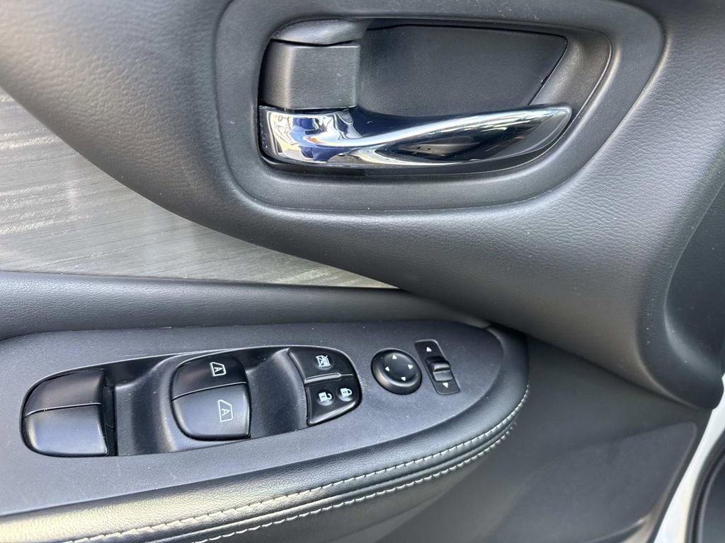 Used 2018 Nissan Murano SV image 19