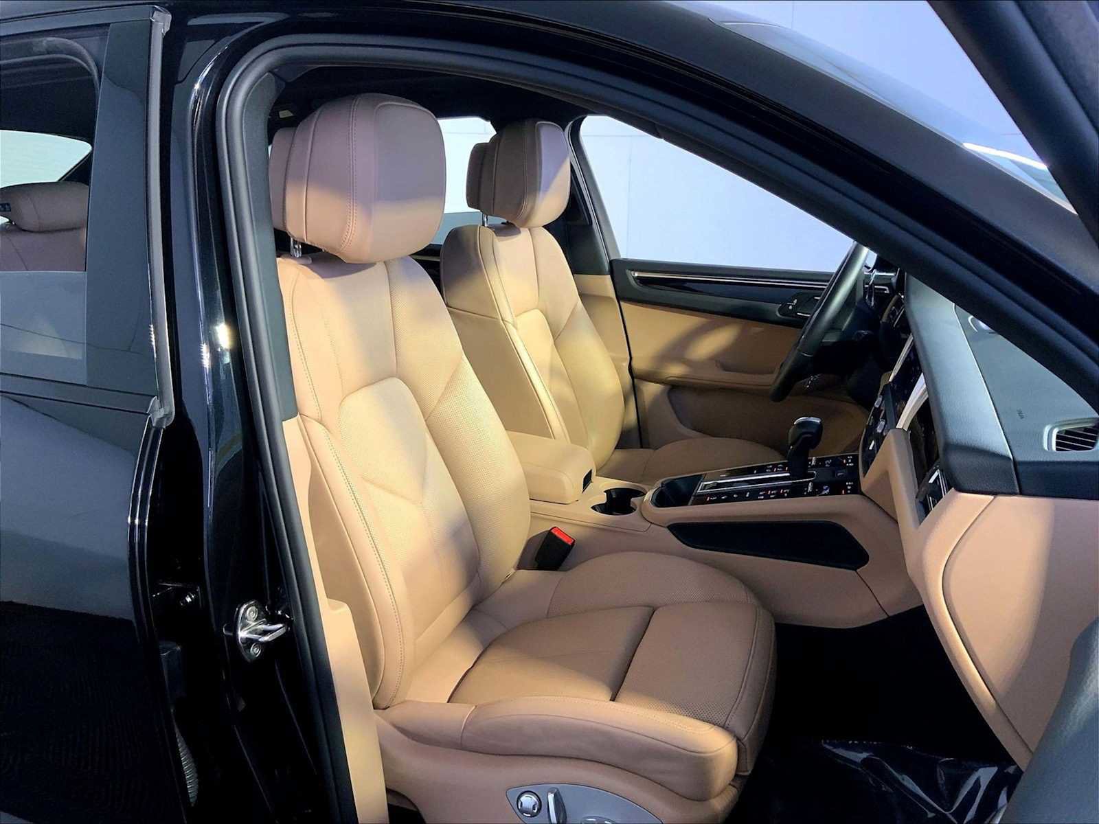 Certified 2025 Porsche Macan image 18