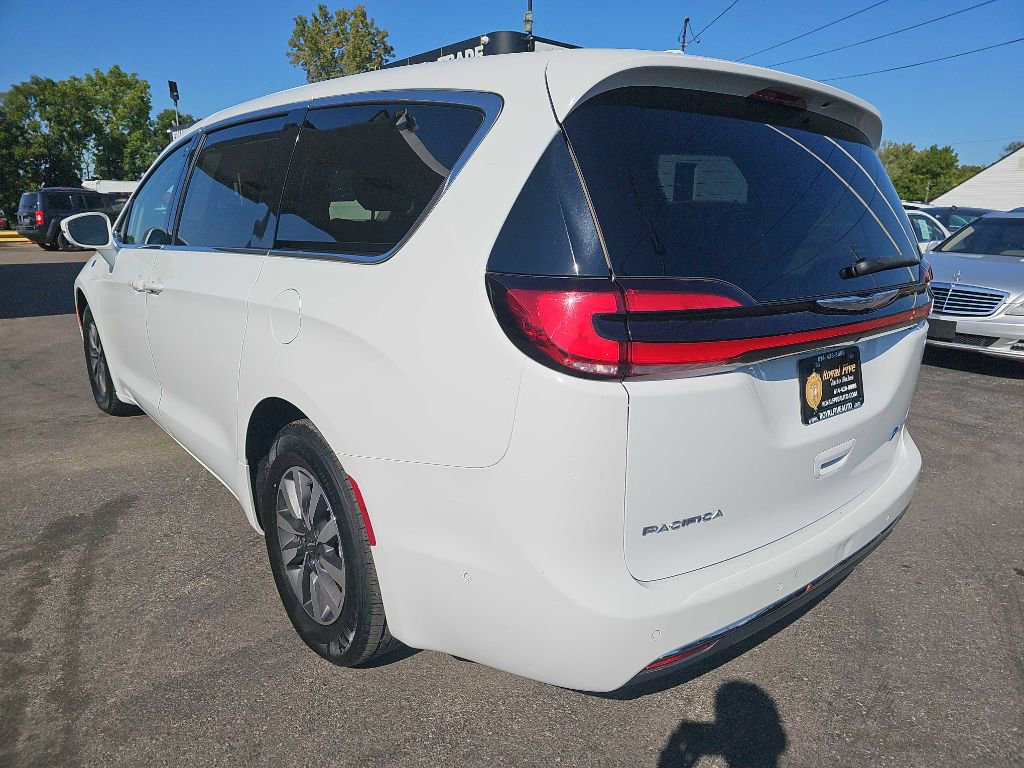 Used 2022 Chrysler Pacifica Touring-L w/ Uconnect Theater Family Group image 18