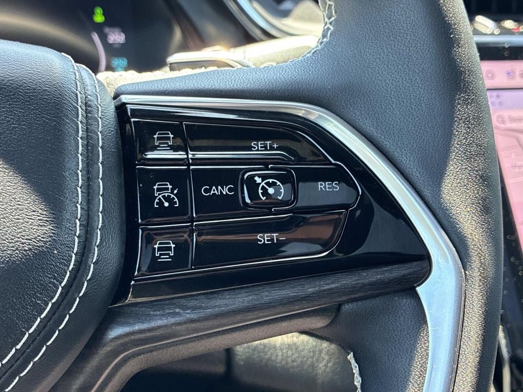 Used 2023 Jeep Grand Cherokee Overland w/ Luxury Tech Group IV AWD/4WD image 29