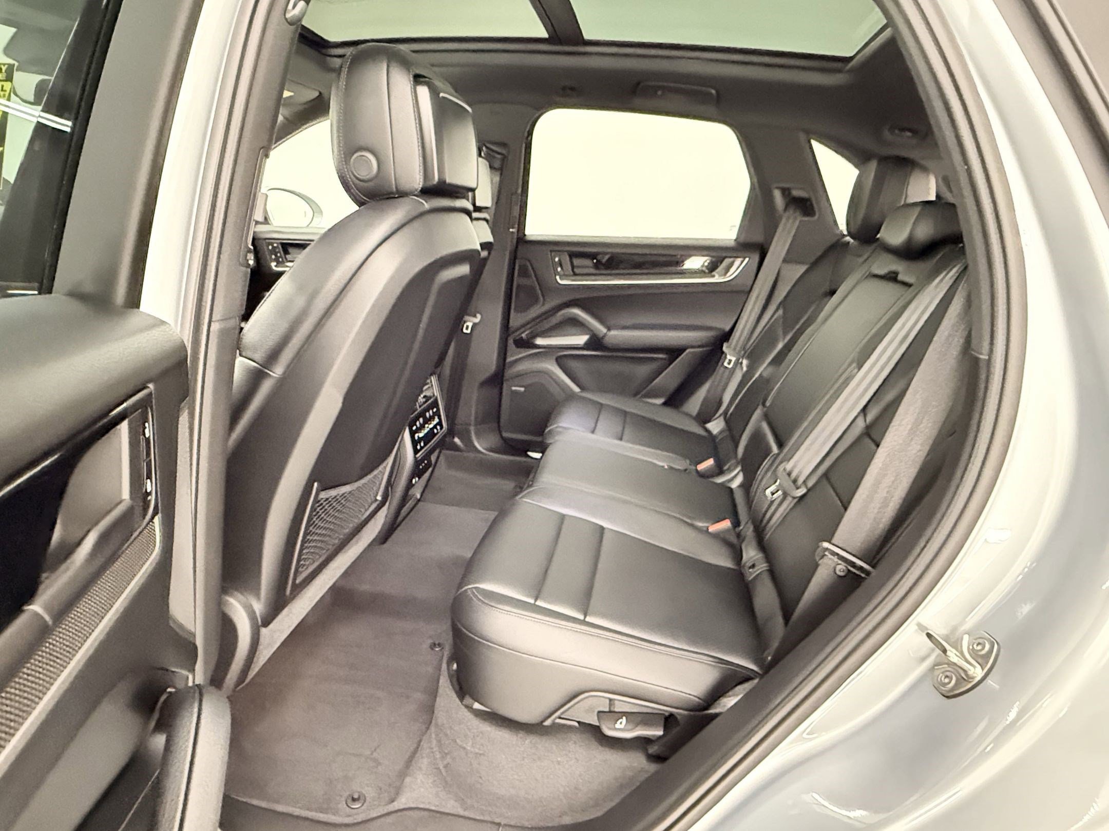 Used 2025 Porsche Cayenne image 31