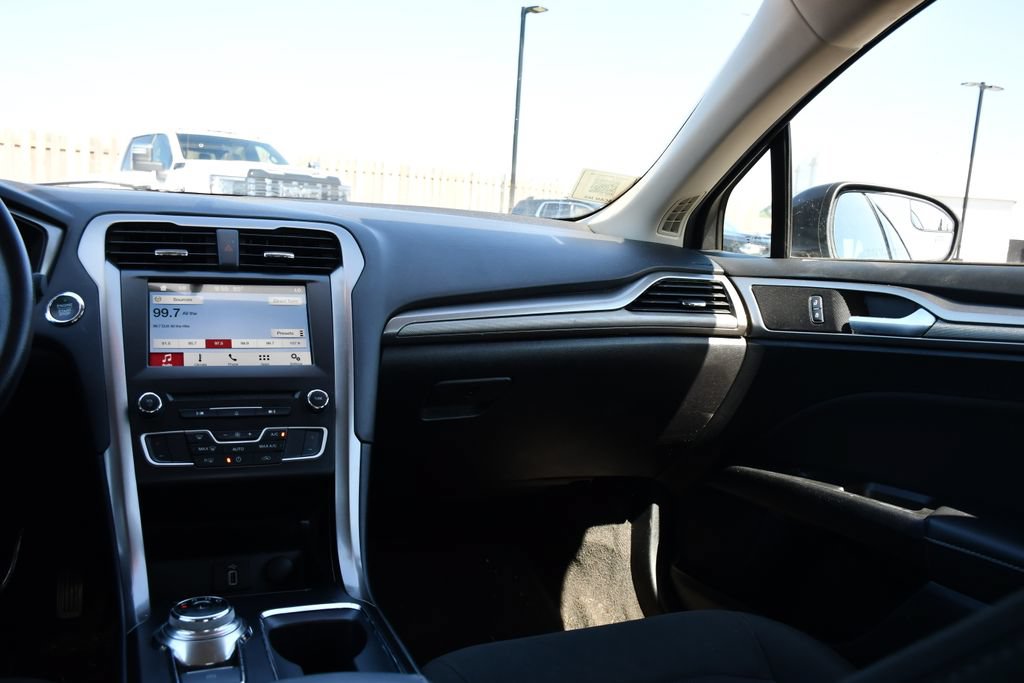 Used 2018 Ford Fusion SE w/ Fusion SE Technology Package FWD image 16