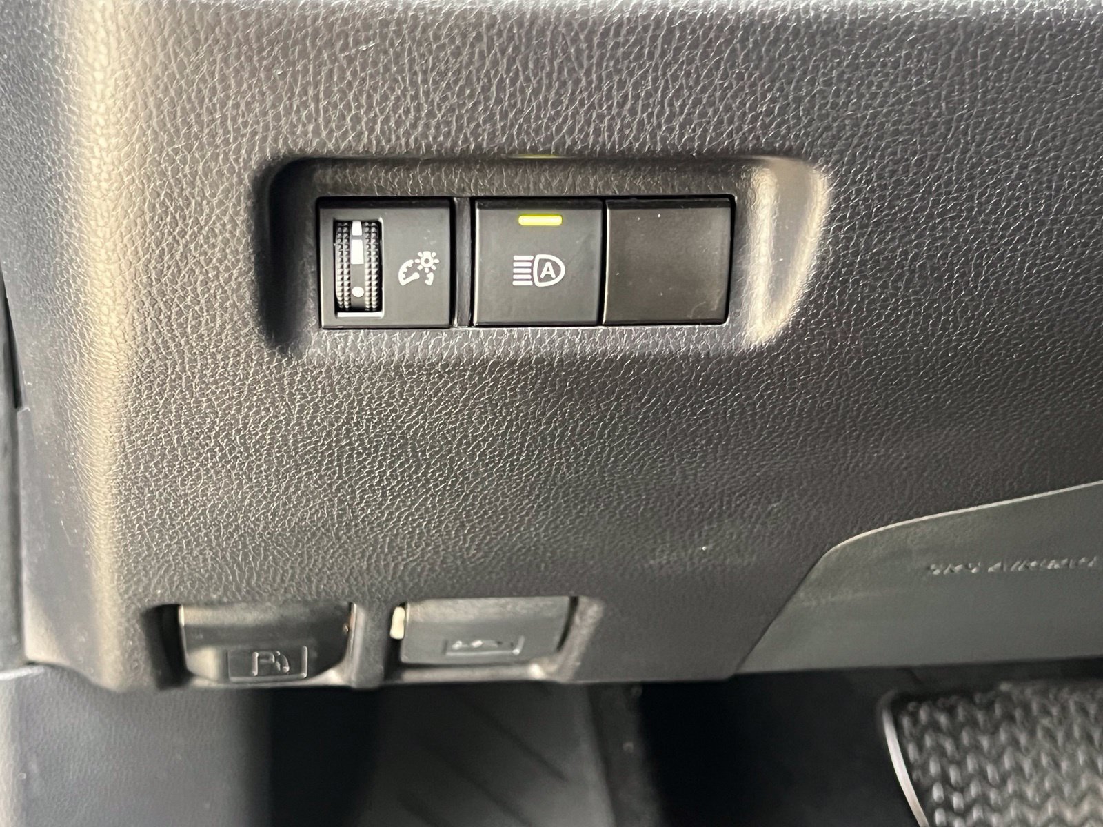 Used 2025 Toyota RAV4 XLE FWD image 25