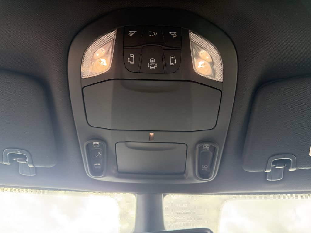 Used 2025 Chrysler Pacifica Limited FWD image 31