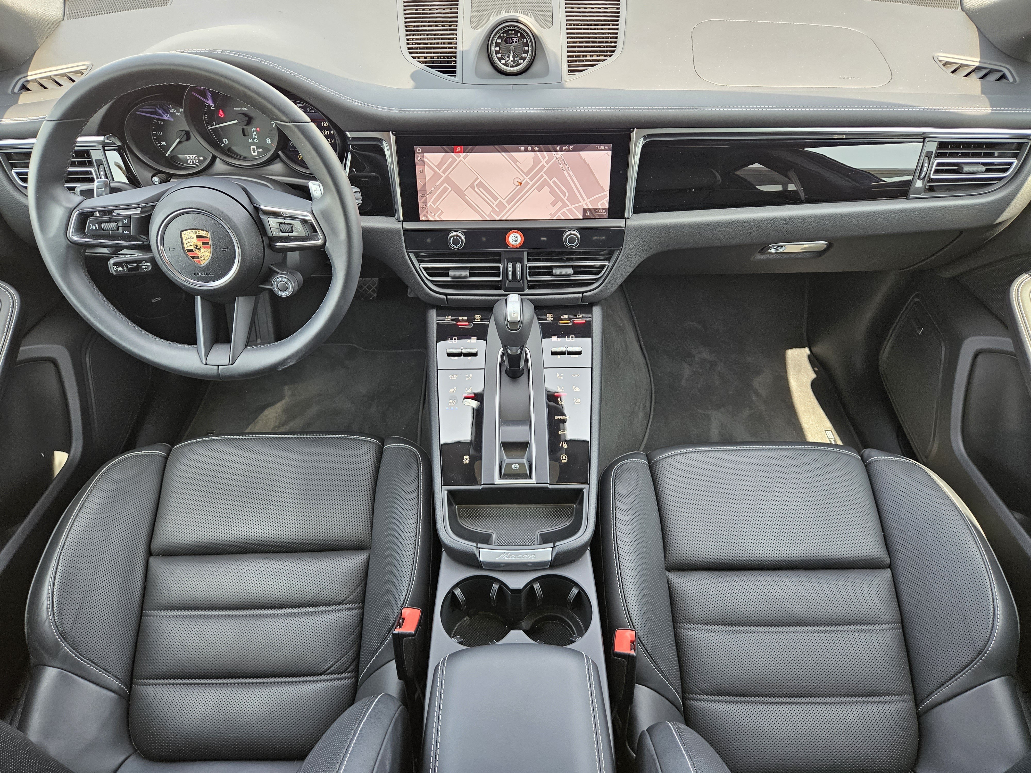Certified 2025 Porsche Macan AWD/4WD image 24