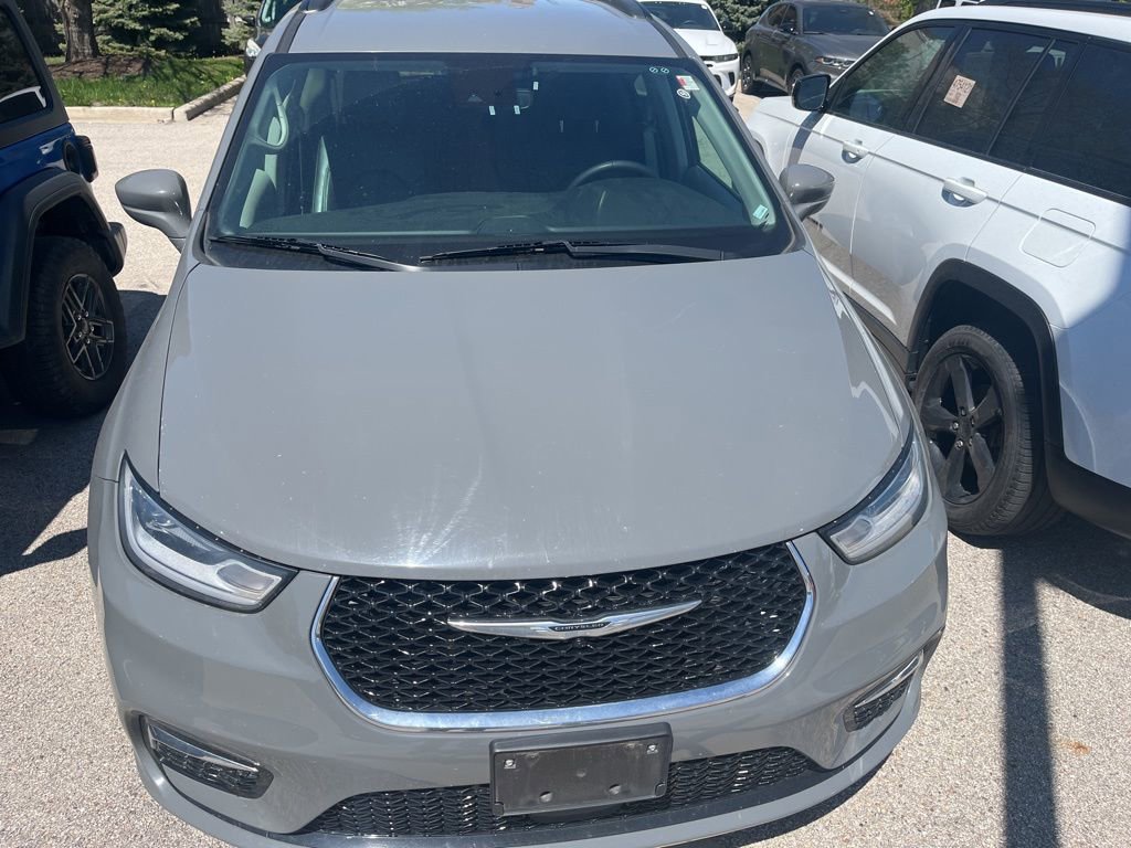 Used 2022 Chrysler Pacifica Touring-L FWD image 2