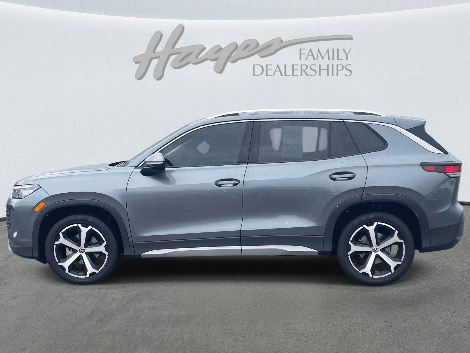 Used 2025 Volkswagen Tiguan SE image 24