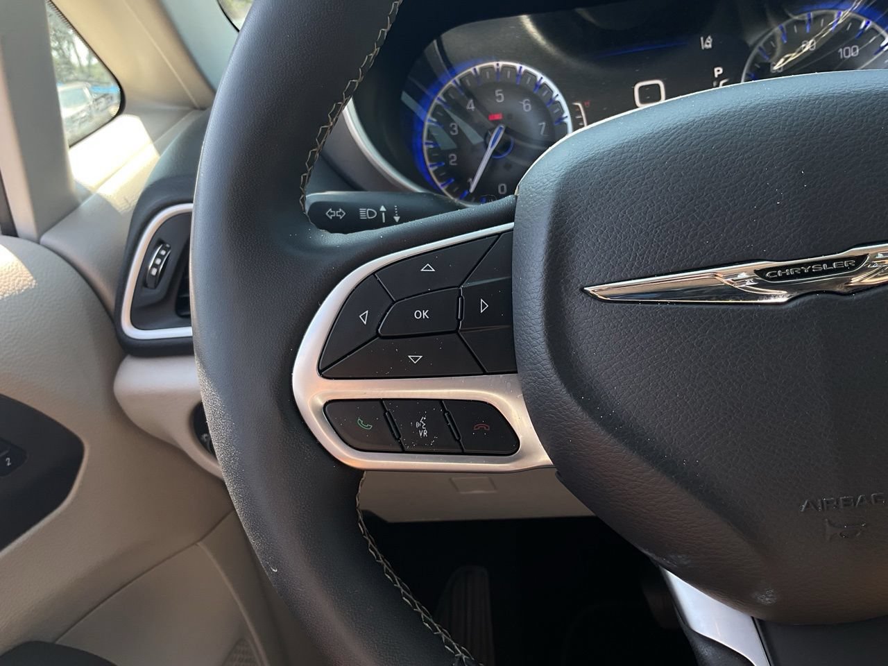 Used 2024 Chrysler Pacifica Touring-L FWD image 37