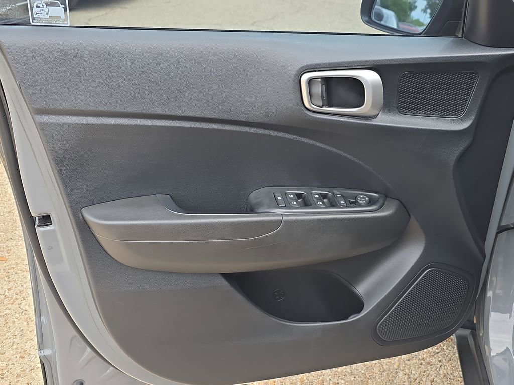 Used 2021 Hyundai Venue SE FWD image 24