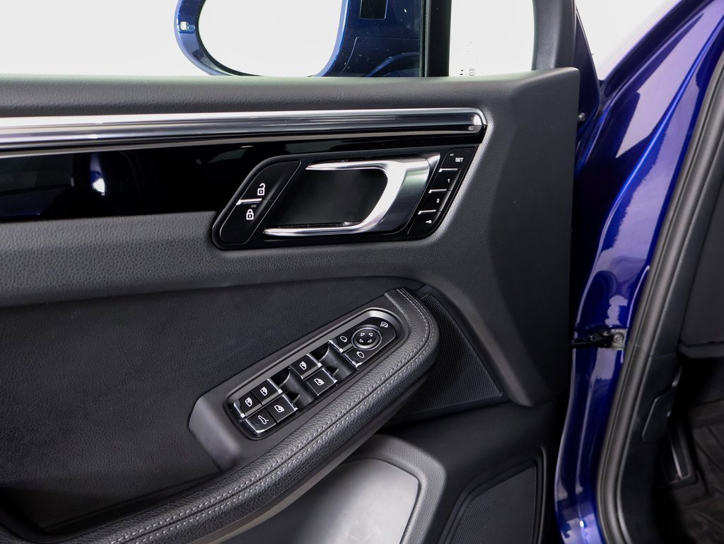 Used 2025 Porsche Macan image 19
