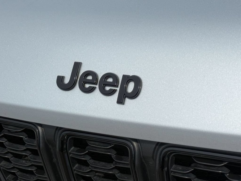 Used 2023 Jeep Grand Cherokee Altitude AWD/4WD image 9