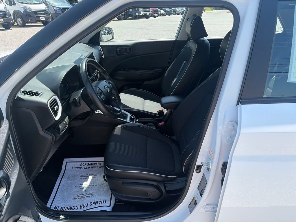 Used 2025 Hyundai Venue Limited FWD image 10