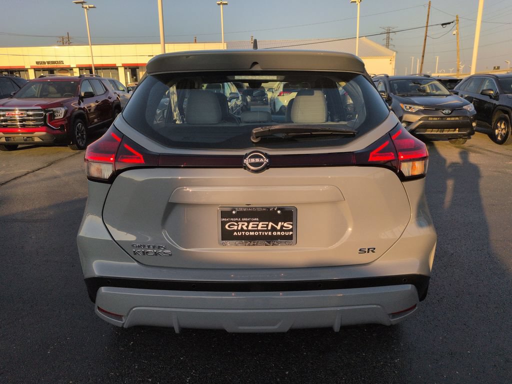 Used 2022 Nissan Kicks SR w/ Premium Package FWD image 4