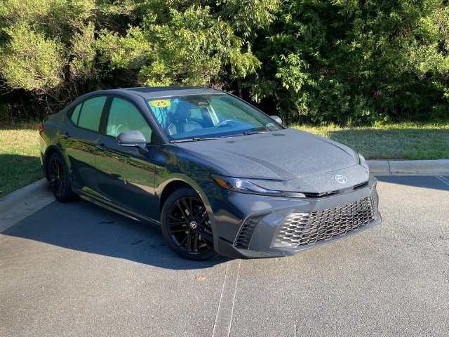 Used 2025 Toyota Camry SE w/ Convenience Package FWD image 1