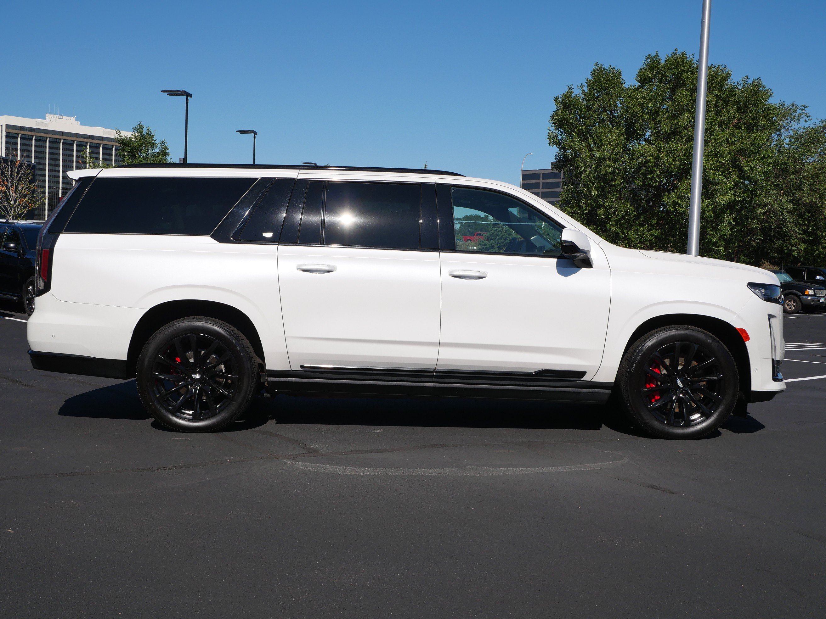 Used 2023 Cadillac Escalade ESV Sport Platinum w/ LPO, ONYX Package AWD/4WD image 6