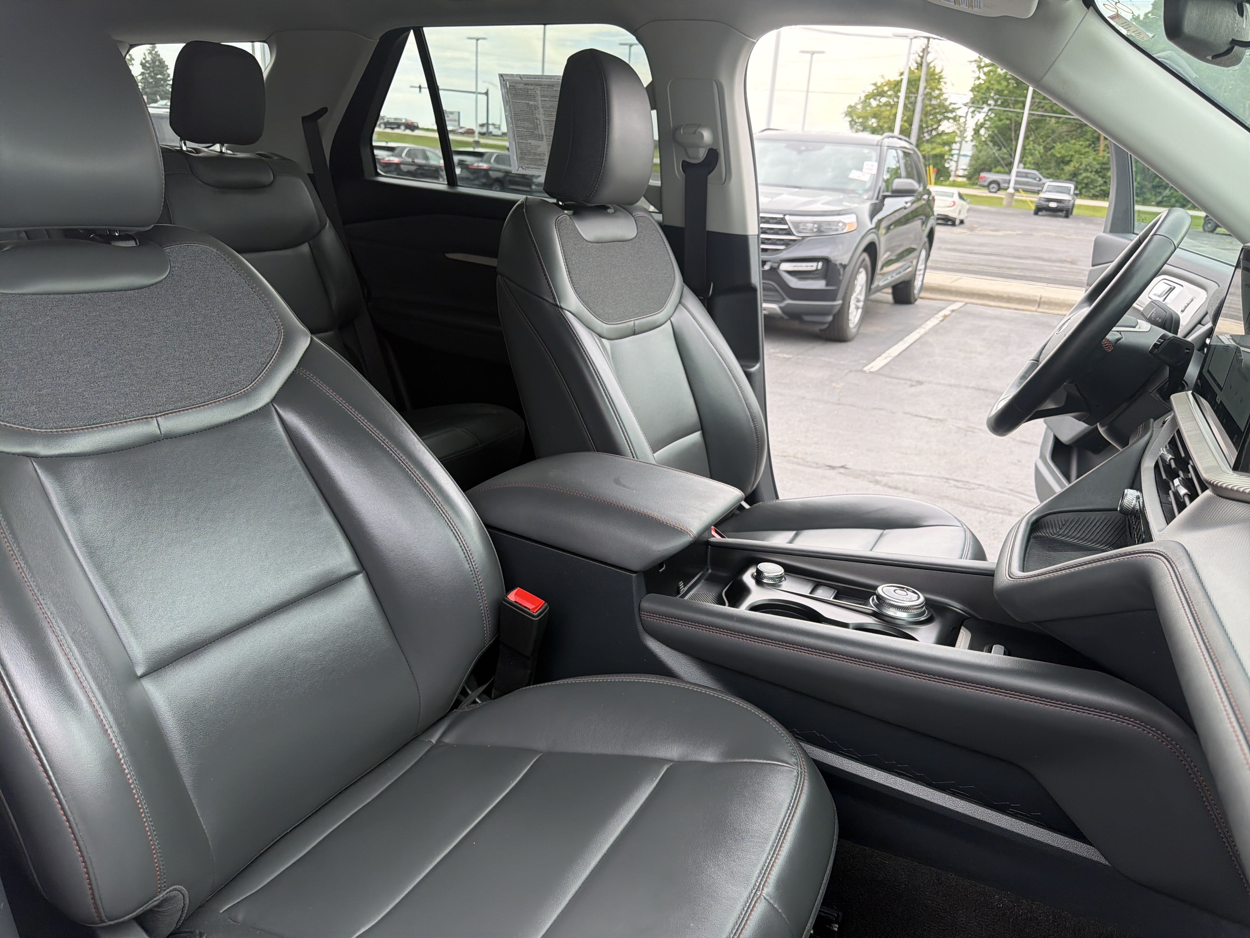 Used 2025 Ford Explorer Active w/ Active Comfort Package AWD/4WD image 32