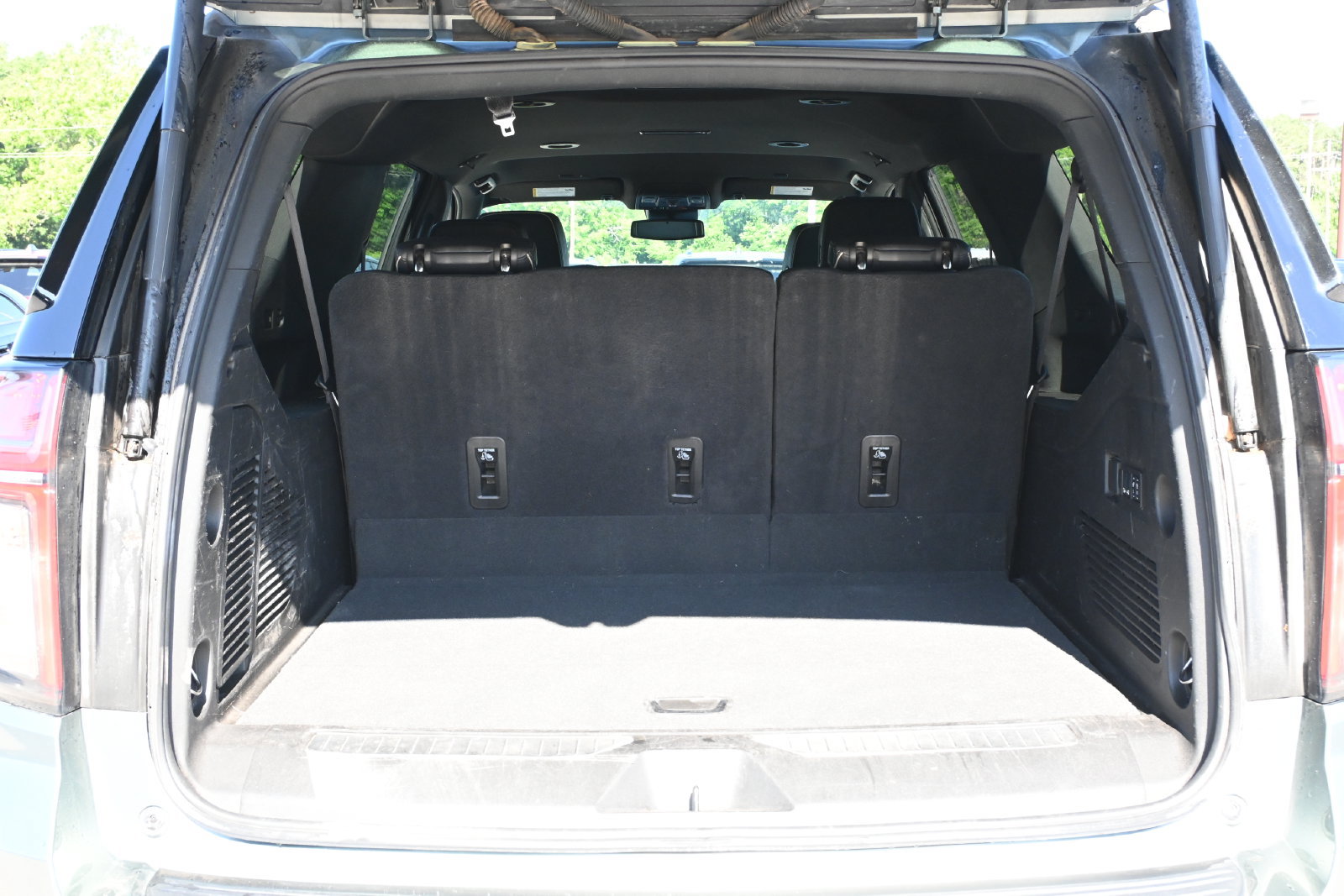 Used 2024 Chevrolet Suburban Premier AWD/4WD image 32