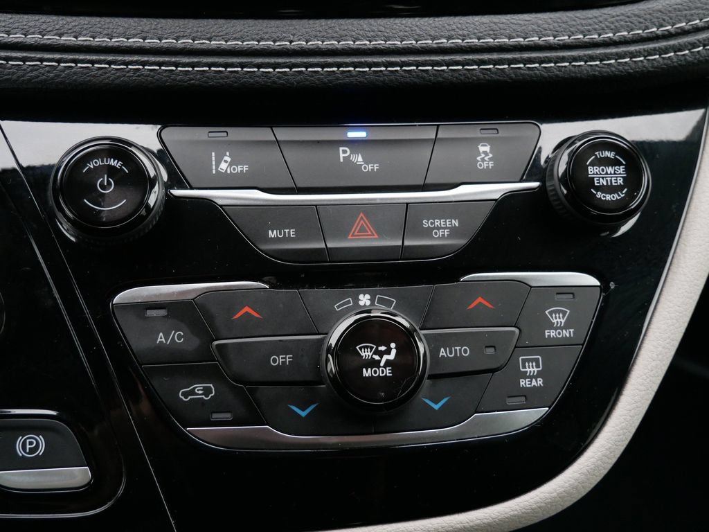 Used 2024 Chrysler Pacifica Limited FWD image 20