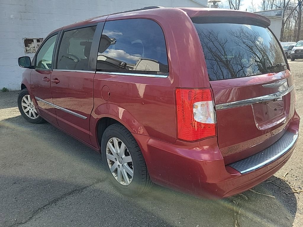 Used 2013 Chrysler Town & Country Touring image 4